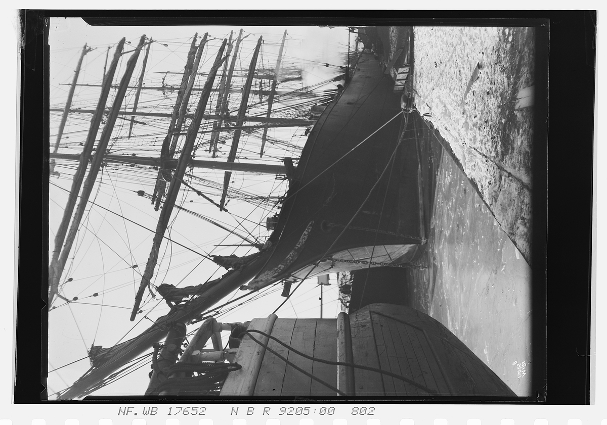 Et skip ligger til kai, Brændselcentralen. Fotografert 1924.