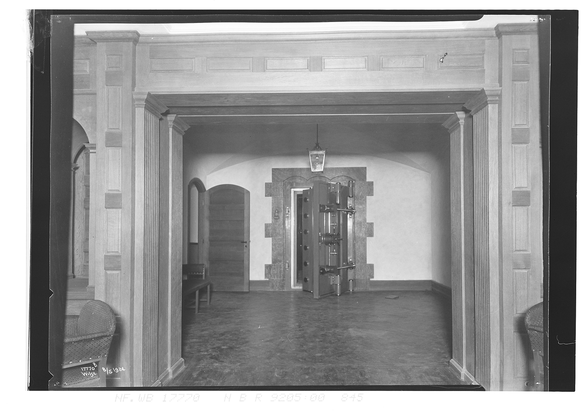 Dør til bankhvelv står åpen, Christiana Bank & Kredittkasse. Fotografert 1924.