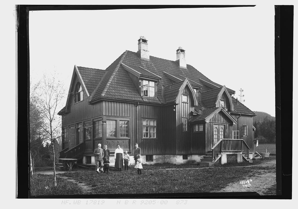 Voksne og barn samlet foran rittmester Isachsens villa. Fotografert 1924.