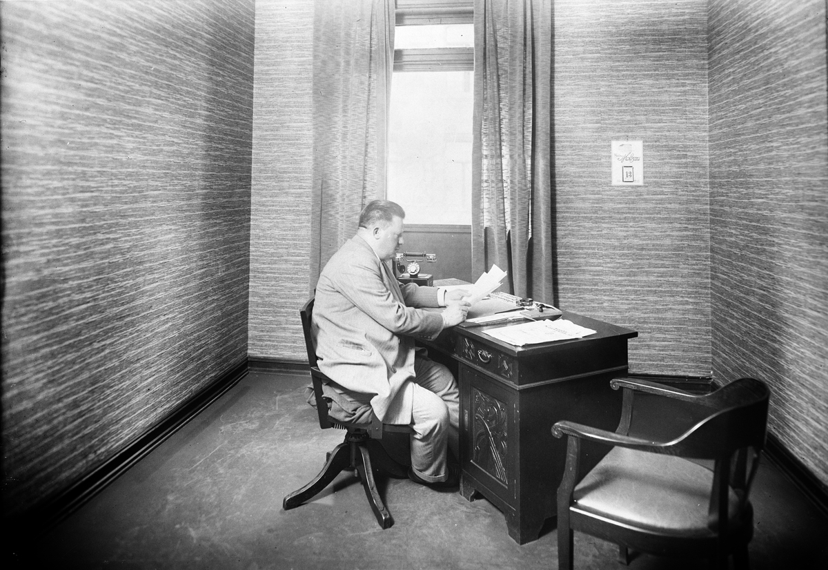 Mann ved skrivebord på kontor til Norsk kaffekompani. Fotografert 1924.