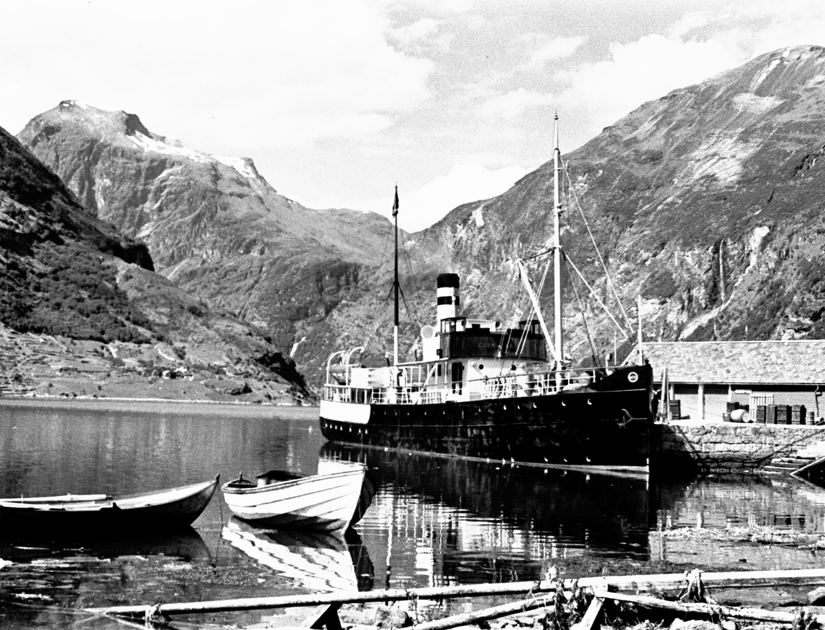 Dampskipet Nordalsfjord ligger ved kai i Geirangerfjorden.