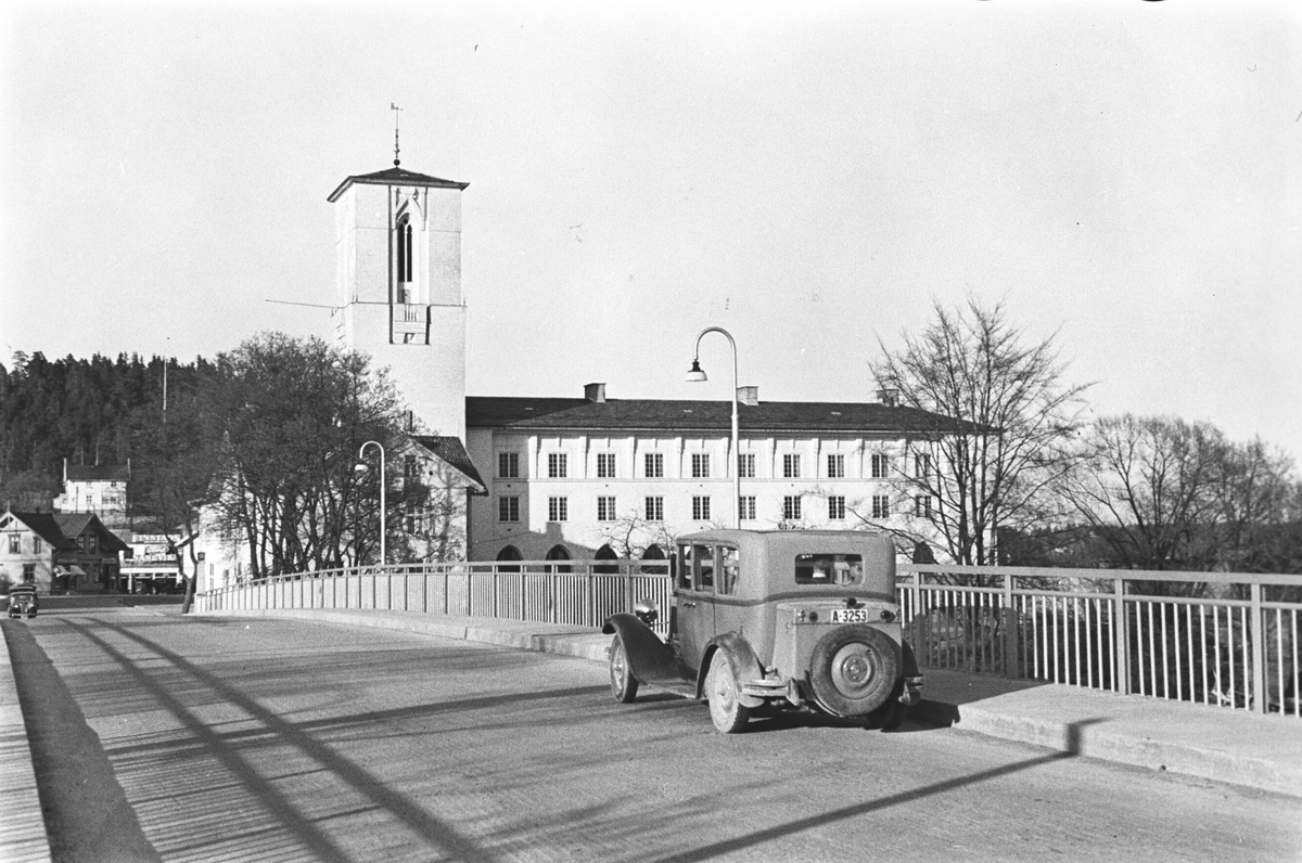 Rådhuset i Sandvika, privatbil på vei over broen mot Rådhuset.