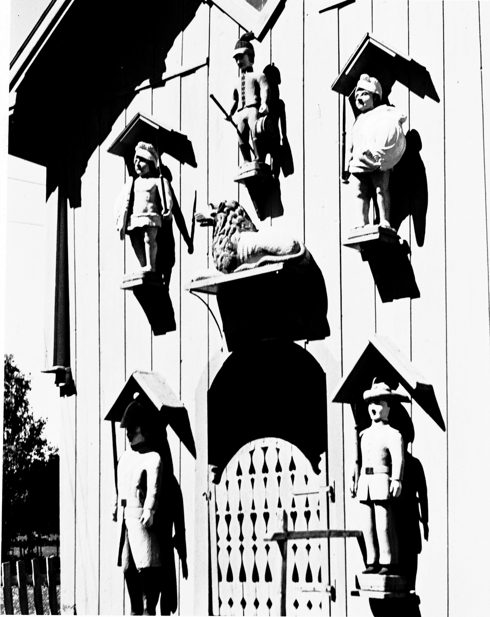 Stabburet på lensmannsgården i Tolga med utsmykning av trefigurer på stabbursveggen.