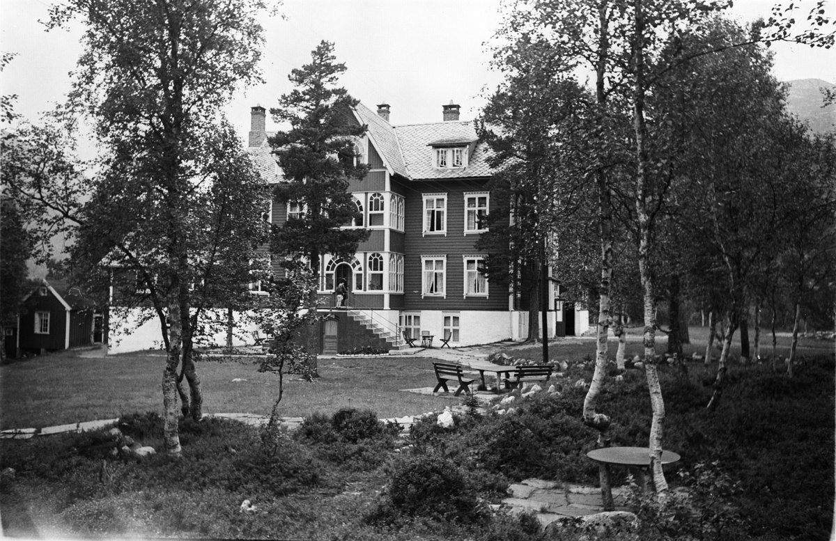 Mjølfjell hotell, en trebygning som ligger vakkert plassert i terrenget.