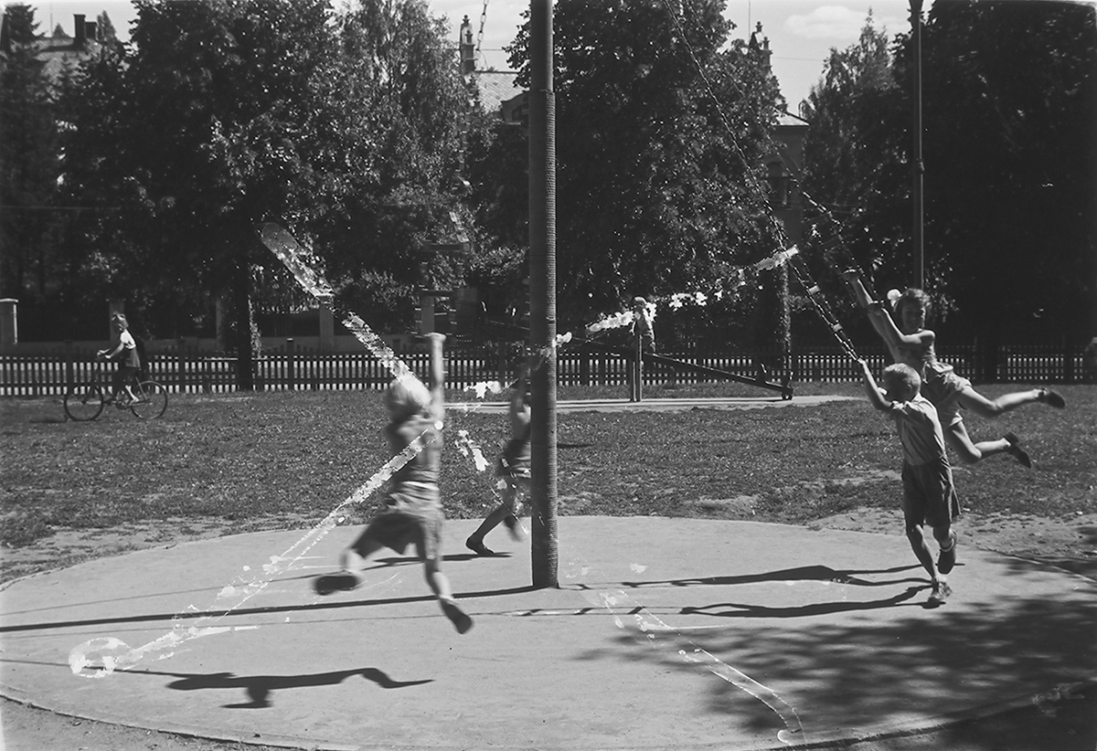 Barnelek med karusell i antatt Frognerparken, Oslo. Fotografert 1940.