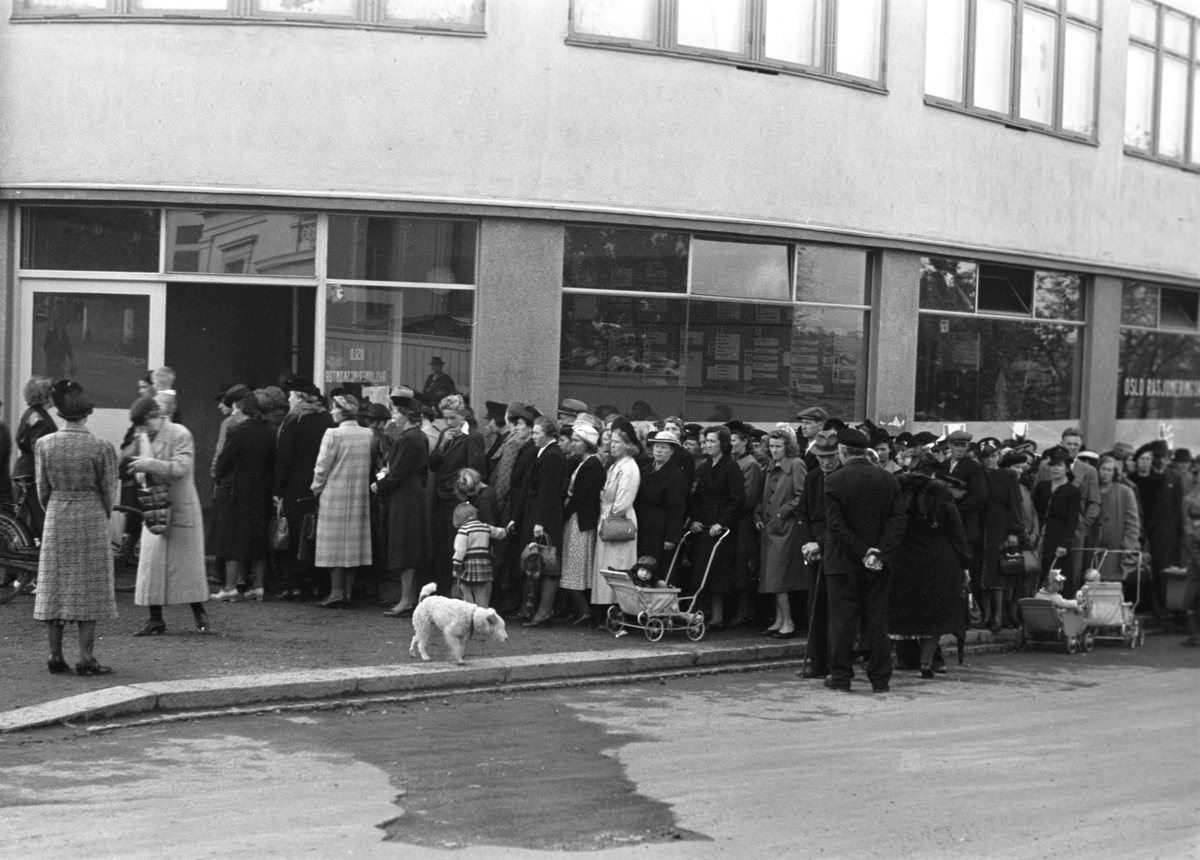 Kø for rasjoneringskort i Oslo under krigen. Fotografert 1941.