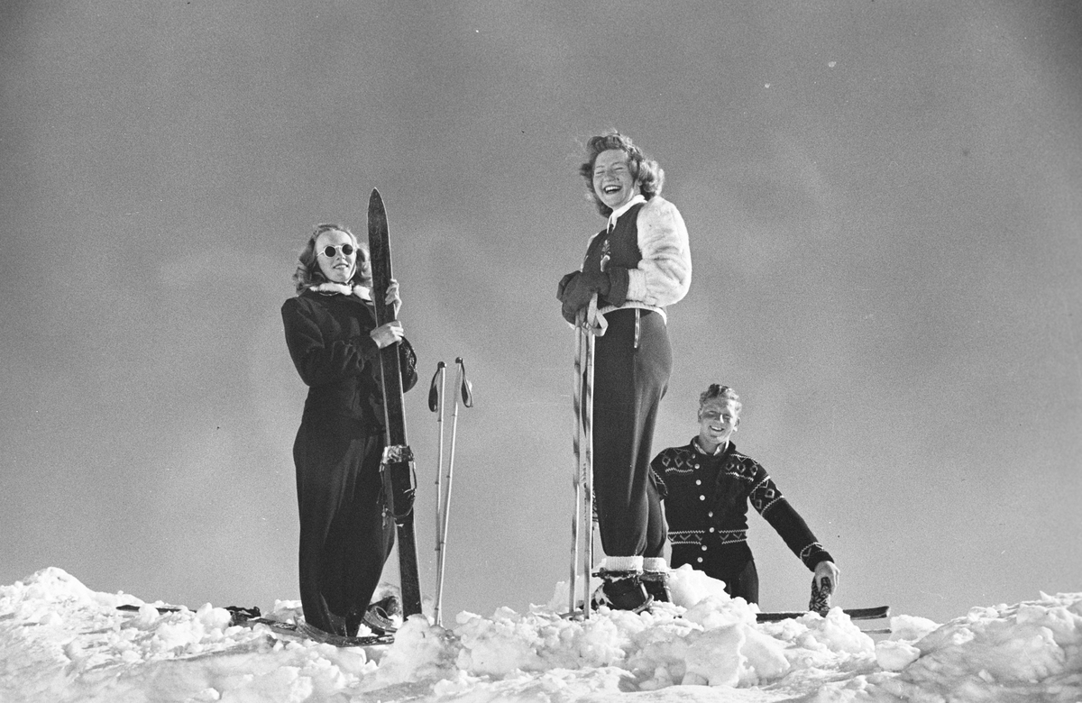 Tre skiløpere, to kvinner og en mann på ski. Antatt i nærheten av Krossobanen, Rjukan. Fotografert 1942.