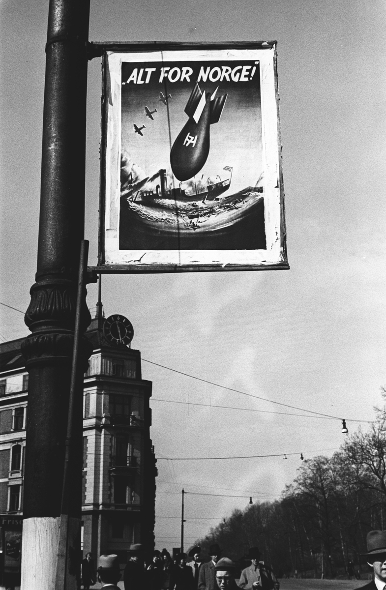 Lyktestolpe med plakaten "Alt for Norge" på hjørnet av tidligere Drammensveien/nå Henrik Ibsens gate og Hansteensgate. Fotografert 1942.