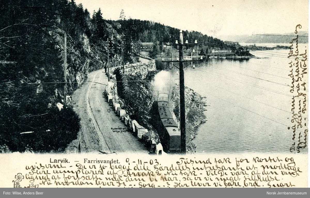 Damplokomotiv med sydgående persontog langs Farrisvannet ved Larvik