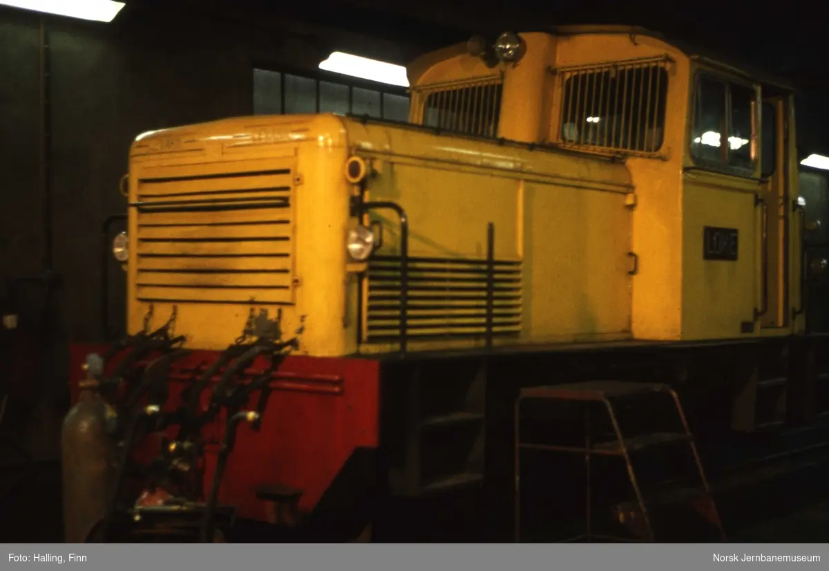 Sulitjelmabanens diesellokomotiv LOKE i lokomotivstallen på Lomi stasjon