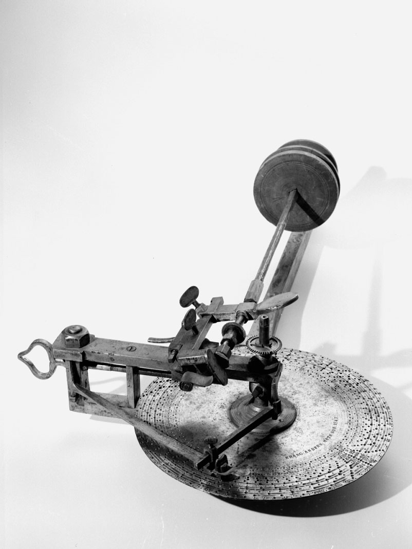 Kuggskärningsmaskin, skärmaskin för kugghjul. Text: "Krång Anders Matsson, 1847".