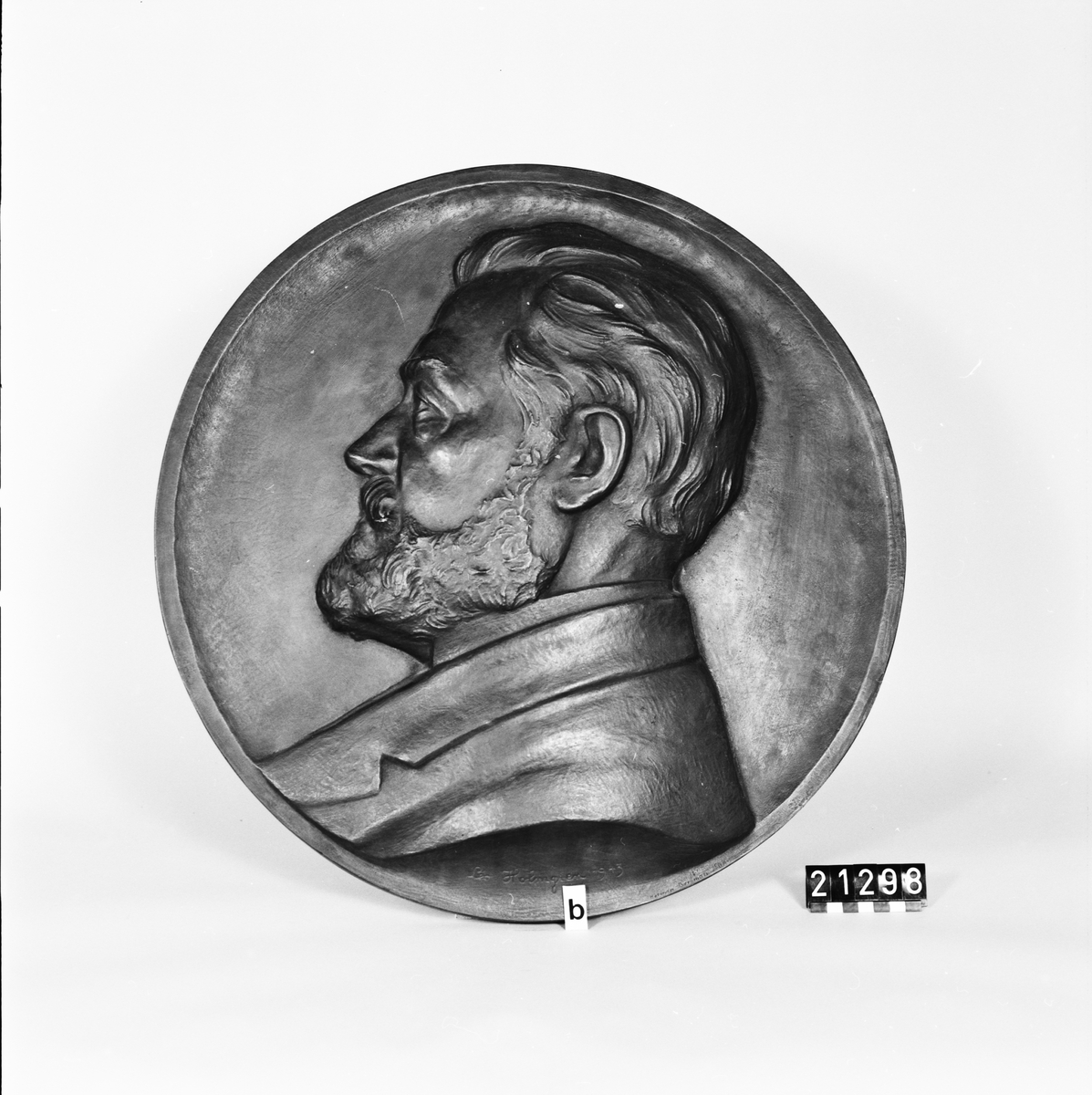 Porträttmedaljong i brons över Lars Magnus Ericsson, f. 1846, d. 1926.