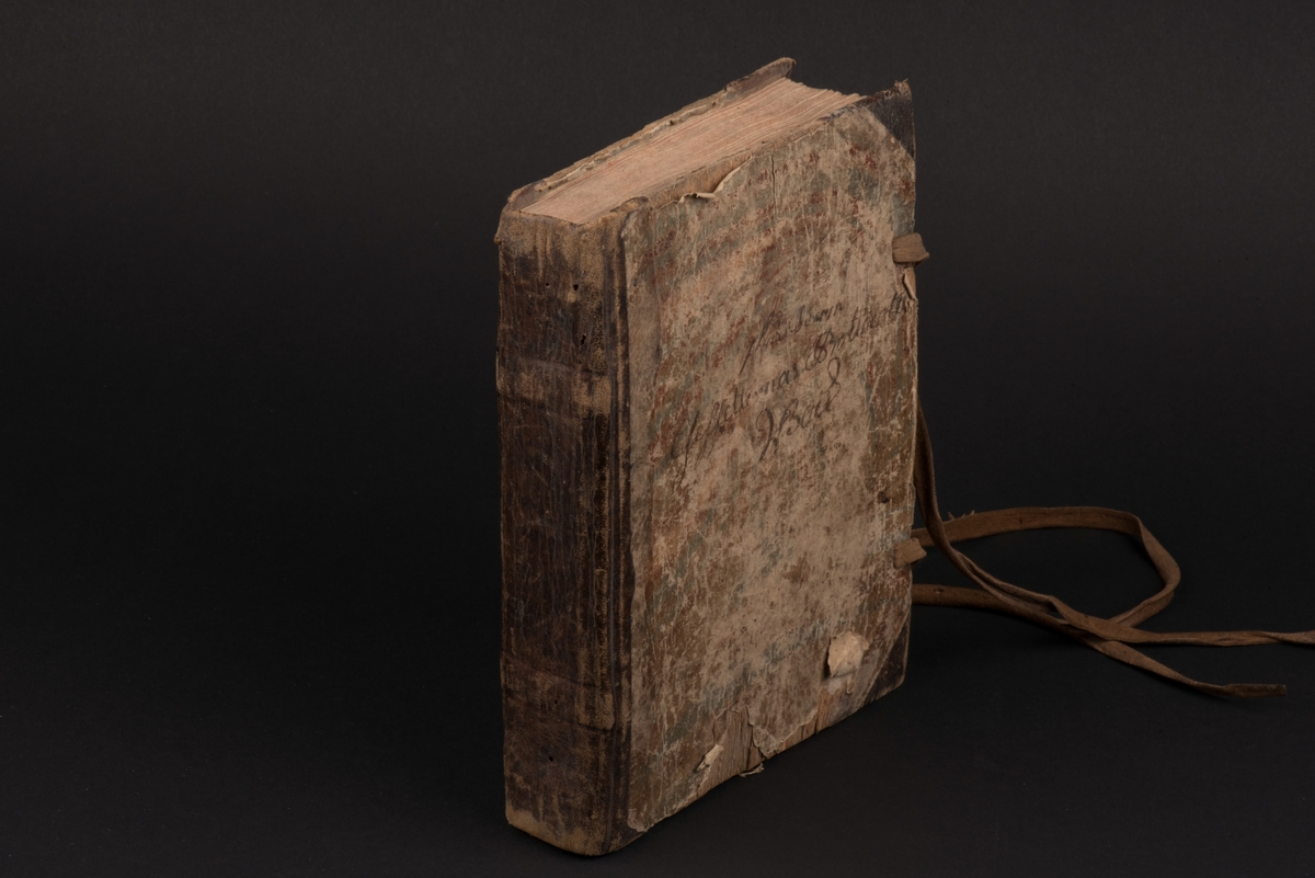 Läderklädd bok med pärmar i trä och fyra lädersnören för att hålla boken stängd. Boken innehåller handskrivna protokoll från skäddaregesällerna i Norrköping mellan 1722-1754.

På första pärmen står:

Skräddare 
Gessellernas Protokolls
Bok