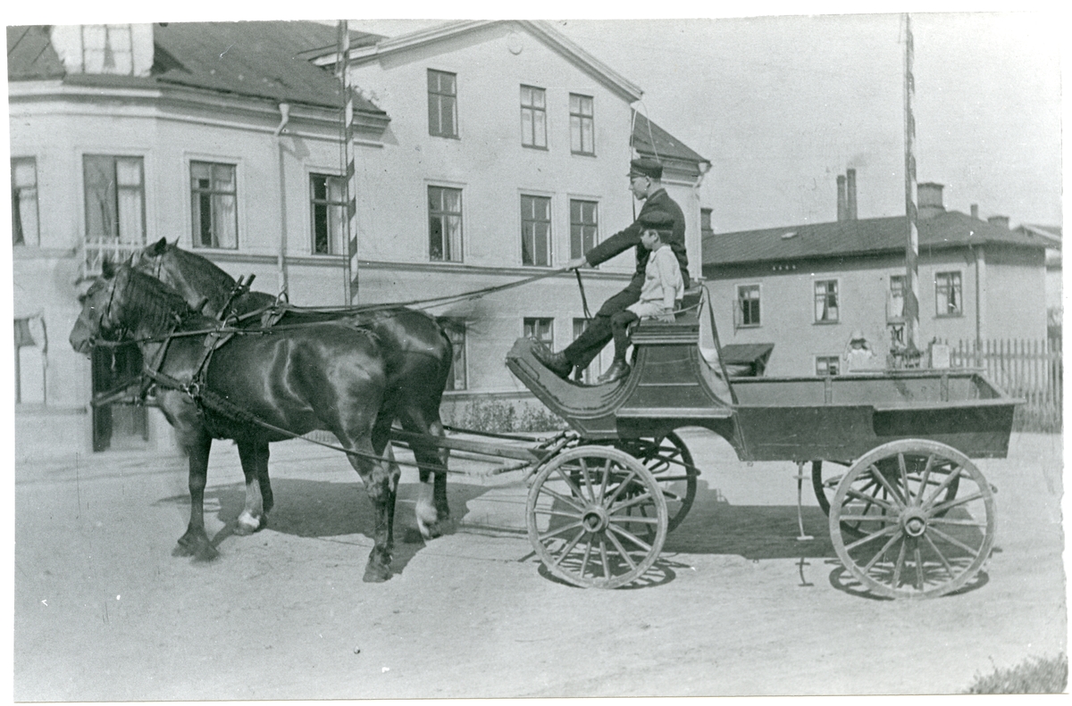Västerås, Ängsgärdet, Pilgatan.
Brandkåren. Motionskörning med hästar, 1916-1917.