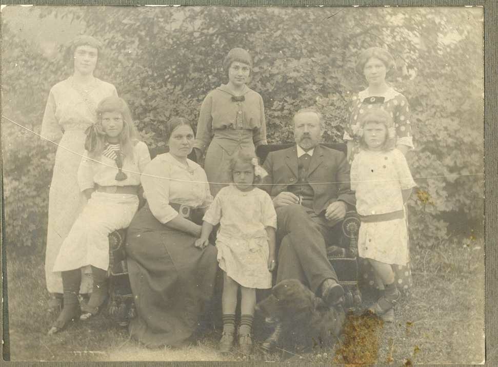 Presten Bergland med frue og alle døtrane.1914