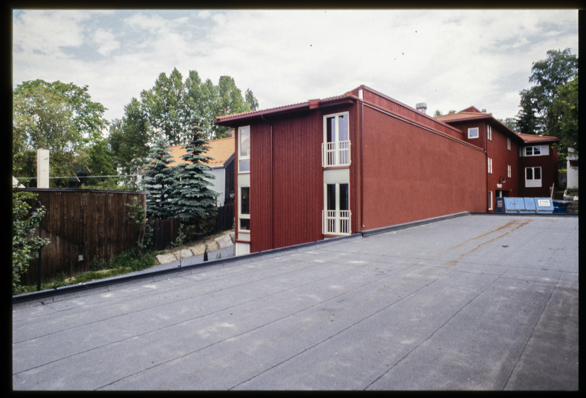 Lillehammer like etter OL 1994. Studentsamskipnadens nye studentboliger i Storgata 33, 'Bakeriet', var ferdige sommeren 1993. Sett mot nord-øst.