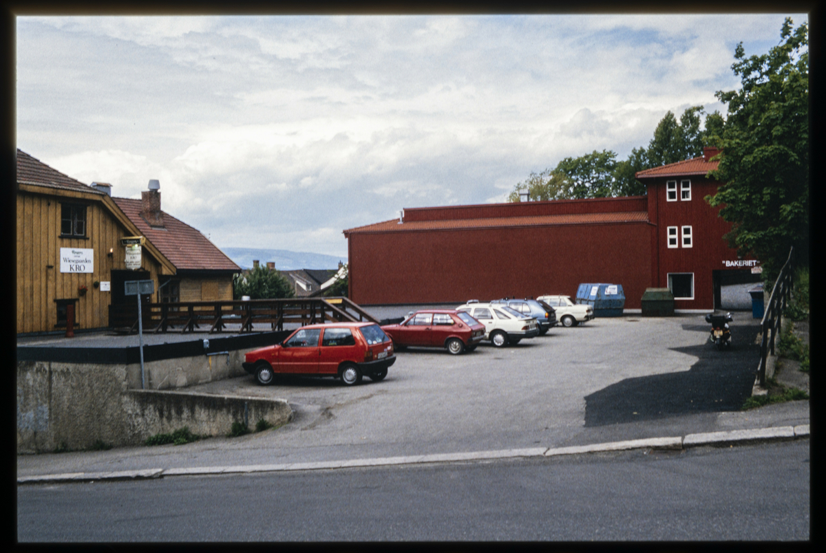 Lillehammer like etter OL 1994. Studentsamskipnadens nye studentboliger i Storgata 33, 'Bakeriet', var ferdige sommeren 1993. Sett mot nord-vest. Wiesegården i venstre billedkant.
