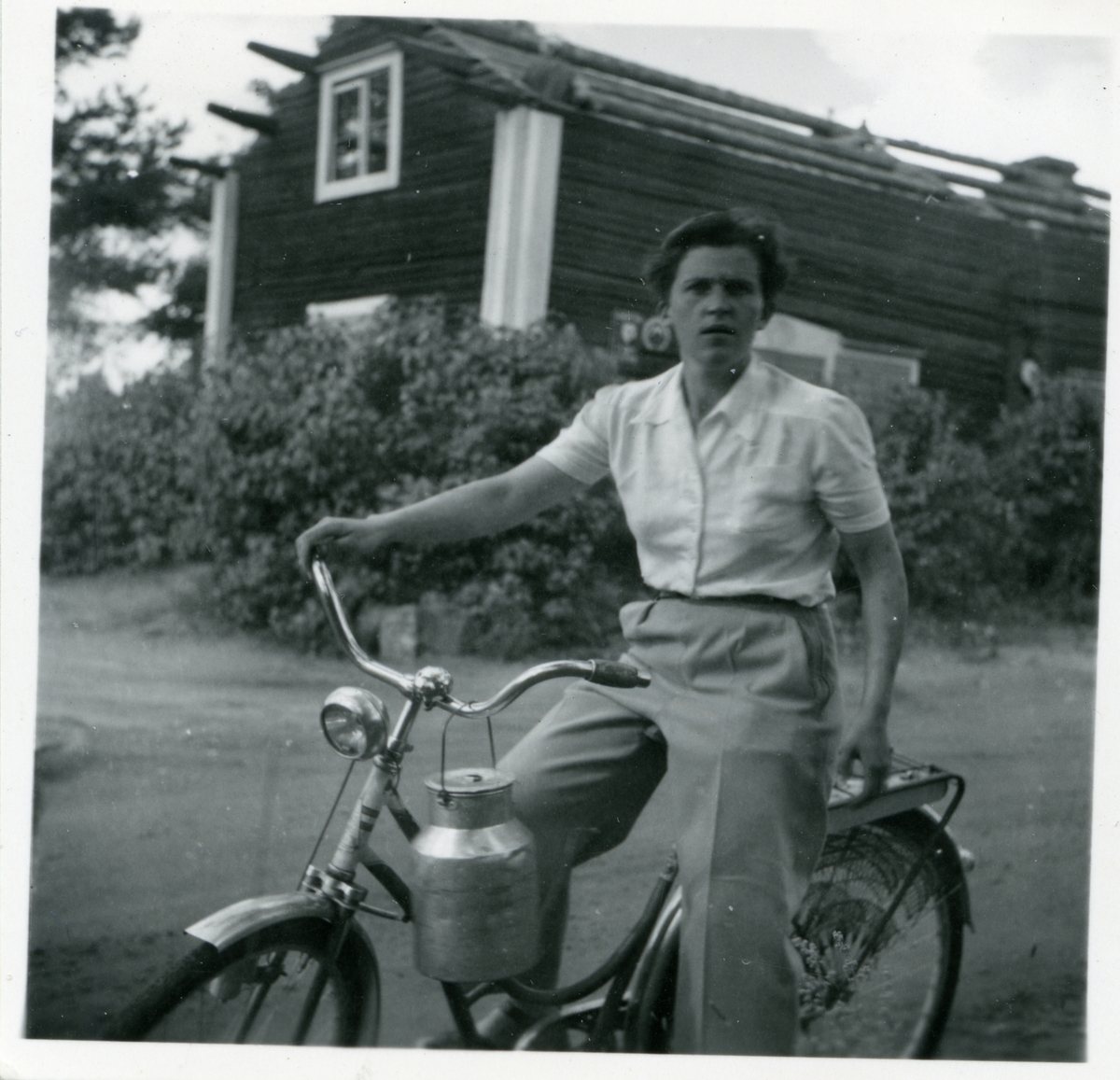 Västmanland.
Ungdom på cykel. 1940-tal.