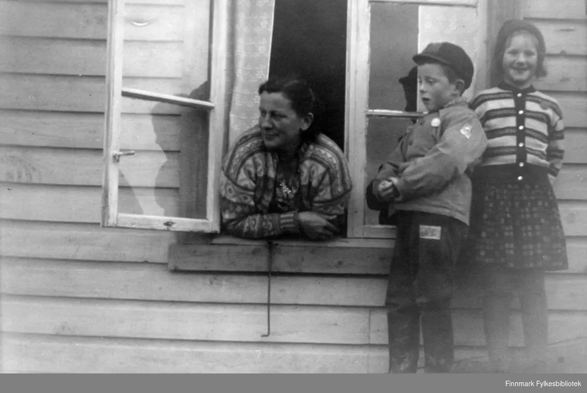 Fra høyre Margrethe (Lita) Moen med sønnen Arnfinn Moen, og Svanhild Karlsen. De tre står på taket ovenfor bakeriutsalget/butikken til Mon familie. Bildet tatt ca.1959.