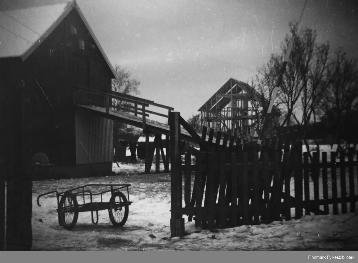 Låvebrua og huset til lensmann Arne Isaksen under bygging. Bildet er tatt på begynnelsen av 1960-tallet.