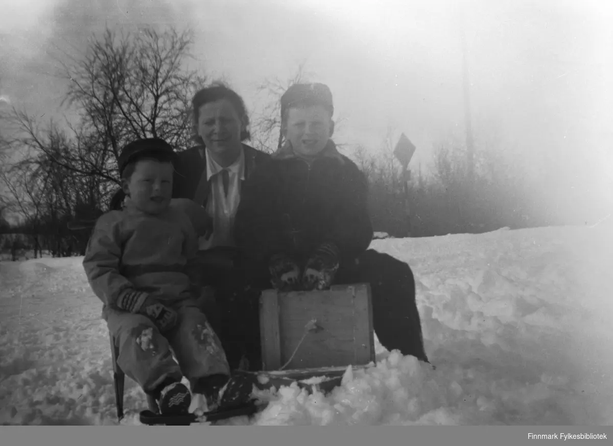 Arnfinn Moen til venstre med sin mor Margrethe (Lita) Moen og bror Steinar Moen. Bildet tatt vinteren 1957 utenfor bakeriet i Varangerbotn.