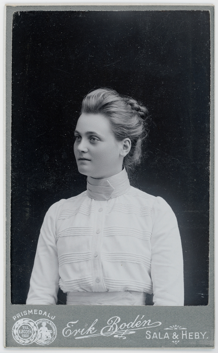 Kabinettsfotografi - kvinna, Sala 1902