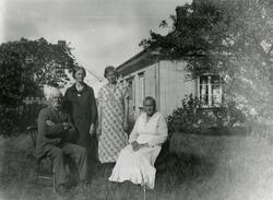 Familien Lorentzen oppstilt foran huset deres på Hauge i Rol
