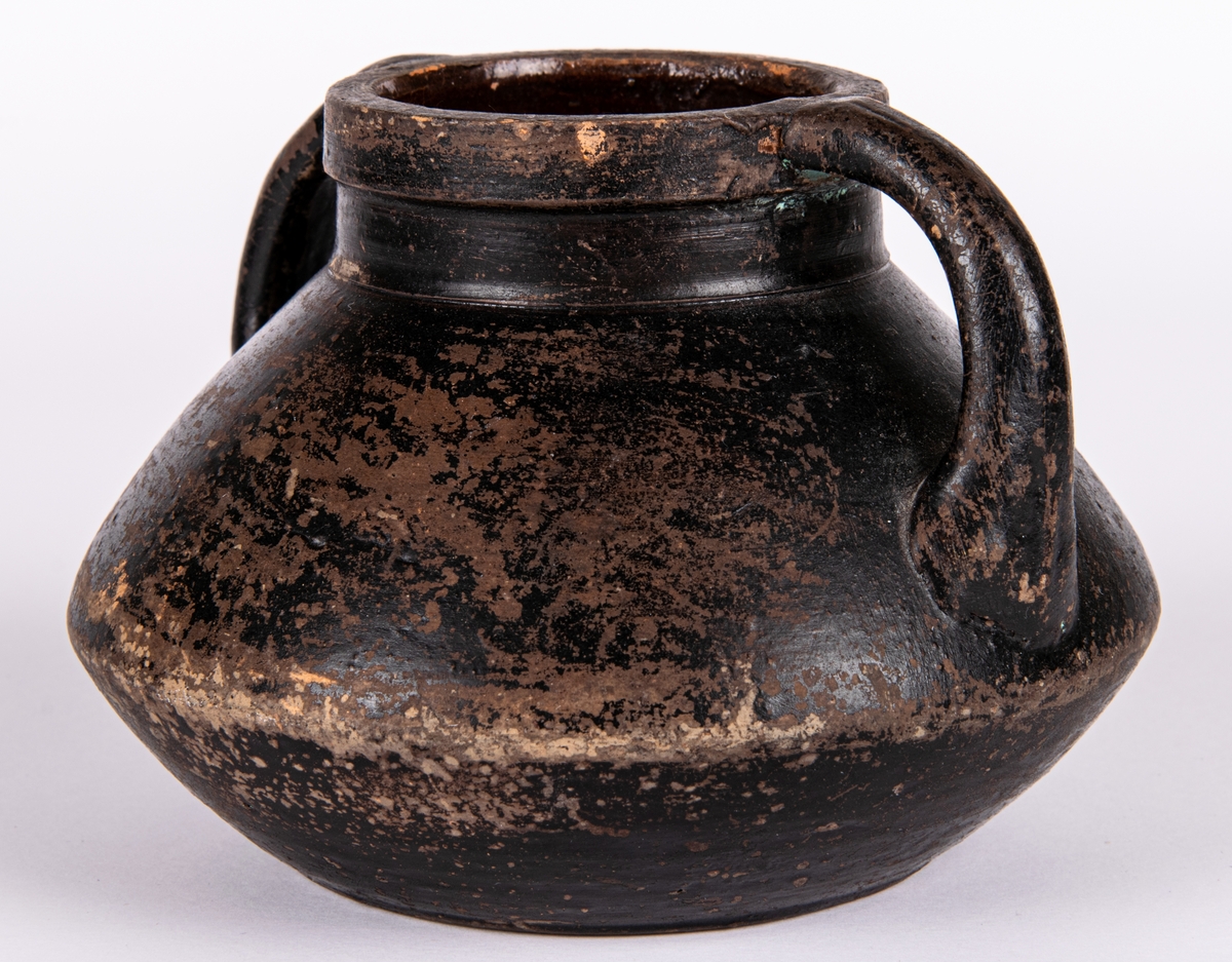 Brunpatinerad vas av lergods med hänklar, tillverkad under 1910-talet av Bo Fajans.
