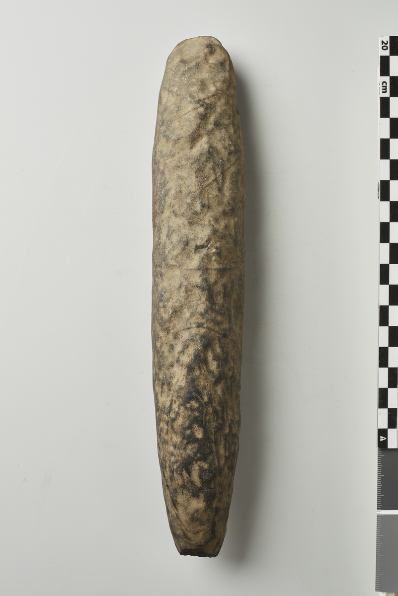 Kile af Sten, som NO. 12, men meget lang og slank, stærkt forvitret, 26 cm. 1. Banen synes ogsaa at have været tildannet til Eg i samme Plan som den egentlige Eg.