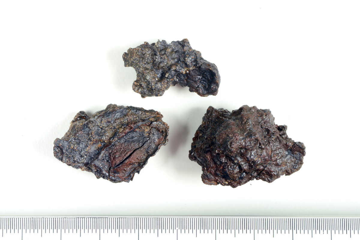 Tre fragment av jern funnet i lag 2 i S10214, en avfallsgrop i det som er tolket som et smieområde. Funnet er saltutvasket. 