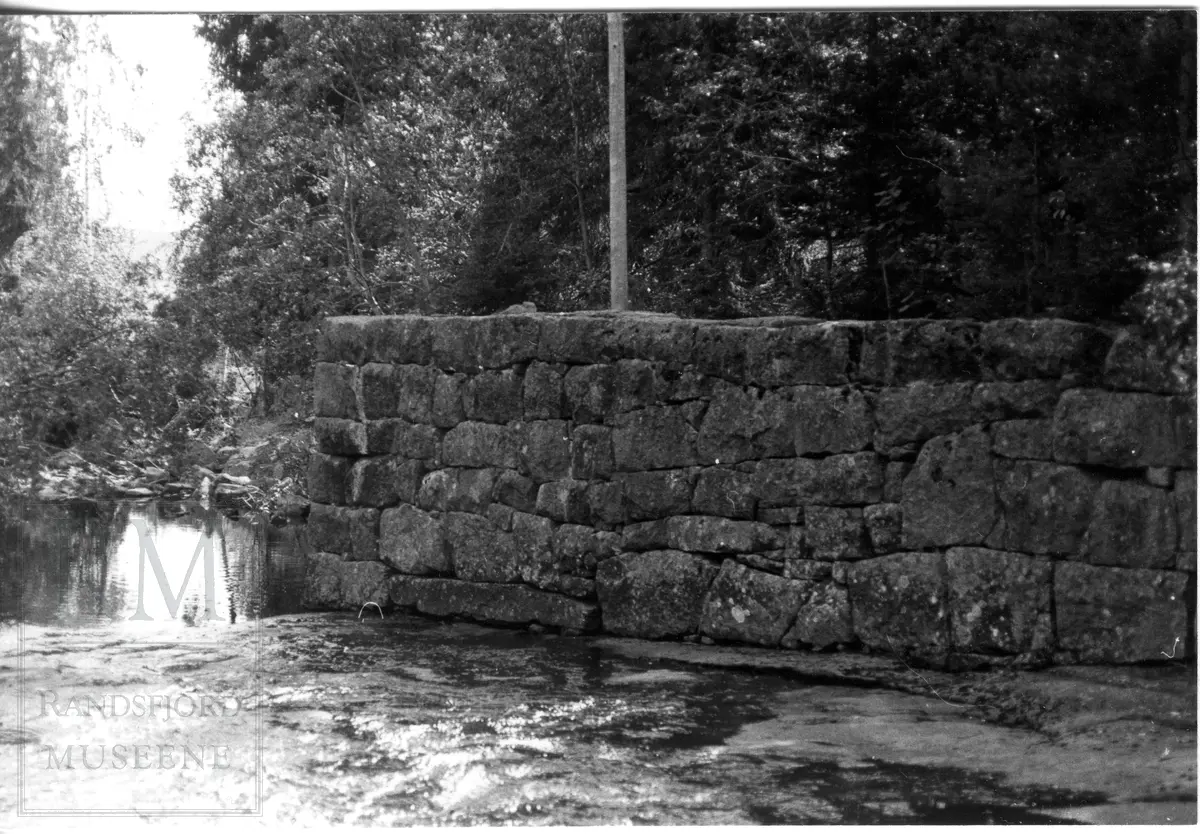 Rester av muren etter Bolken tresliperi i "Myllsdalen"
