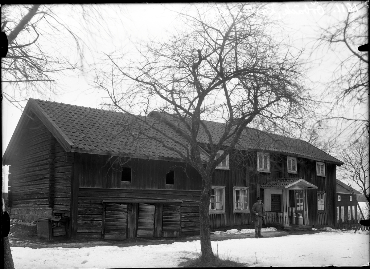 Manbyggnad och källarbod på "Anders Lars" gård i Örbäck.
