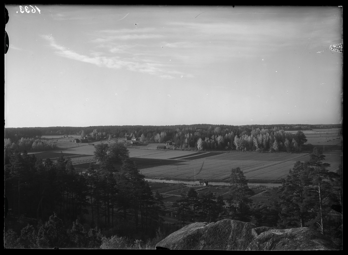 Utsikt från Rocklundaskogen över Valllby friluftsmuseum i Västerås.