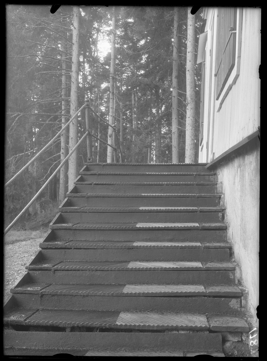 Trappa av järn och sten till paviljongen i parken vid Svanå bruk.