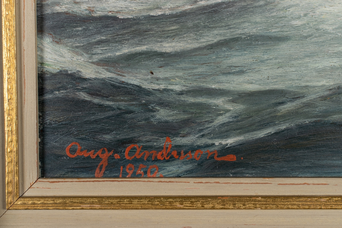 Målning från 1950 av amatörmålaren August Andersson från Gävle, olja på pannå med ram. Motivet föreställer ett ångfartyg och två segelfartyg med en kustlinje i bakgrunden. Målningen har sin historiska bakgrund i genren fartygsmålningar eller kaptenstavlor som var vanliga under 1800-talets andra hälft och inledningen av 1900-talet.