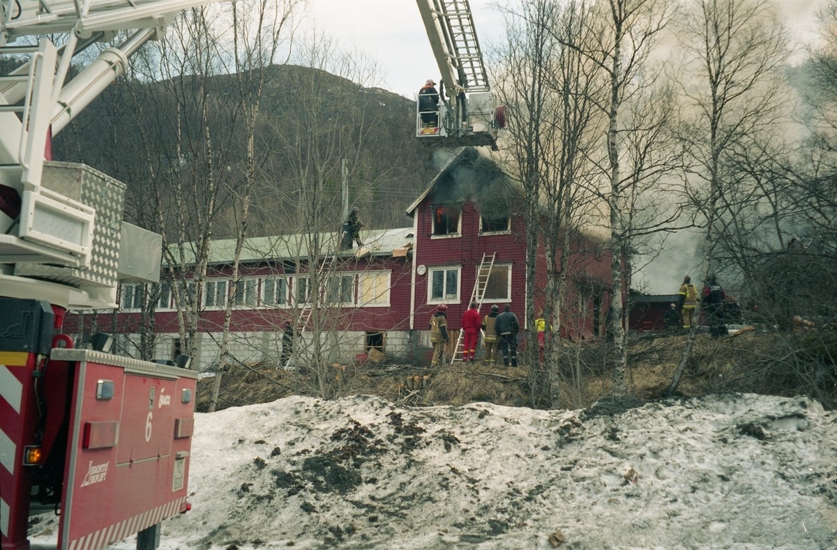 Fossestua ("Fossen") brennes ned av Narvik Brannvesen.