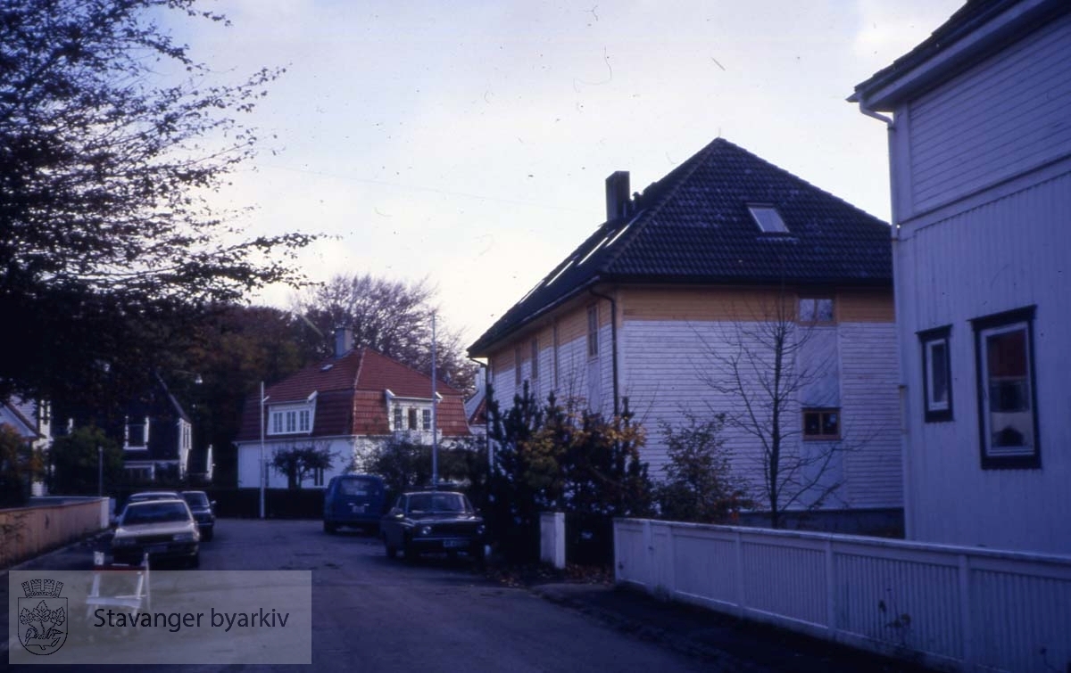 Nærmest til høyre: Bretlandsgata 4, Bretlandsgata 2 (nymalt). Øvre Orknøygate 3 med rødt tak rett fram.