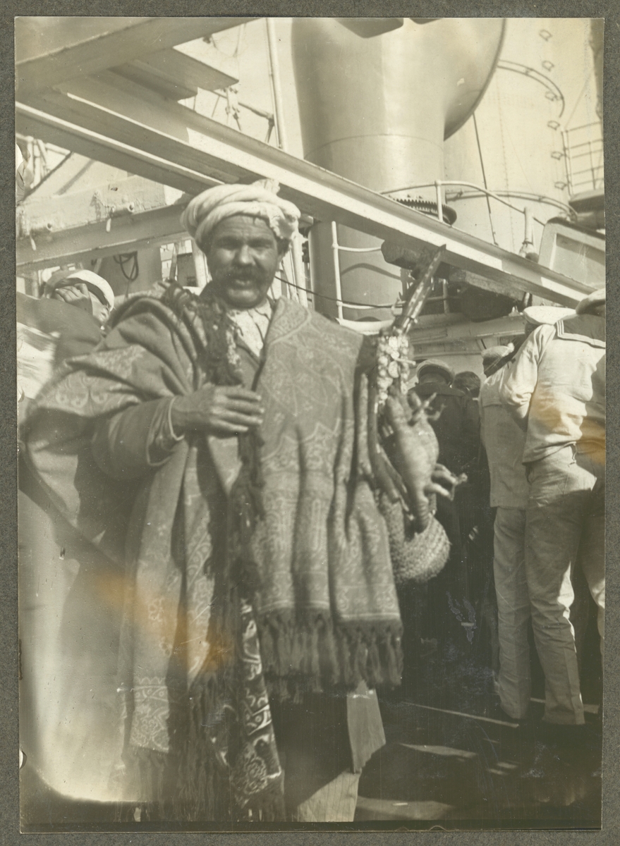 Bilden visar en man i arabiska kläder ombord på Fylgia.