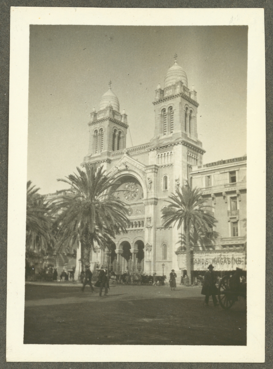 Bilden visar St. Vincent de Paul-katedralen i Tunis.