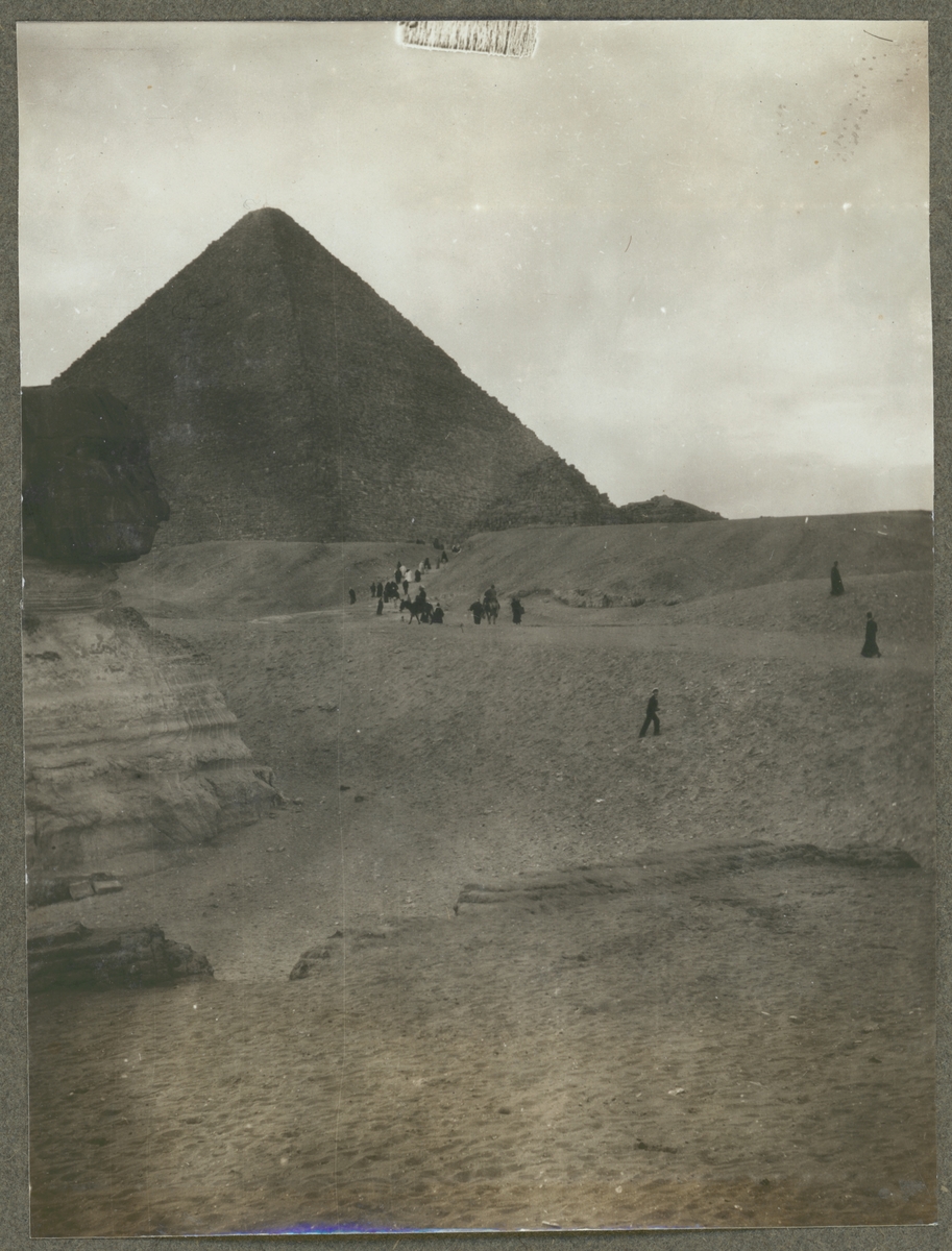 Bilden visar sfinxen och Cheopspyramiden i Giza.