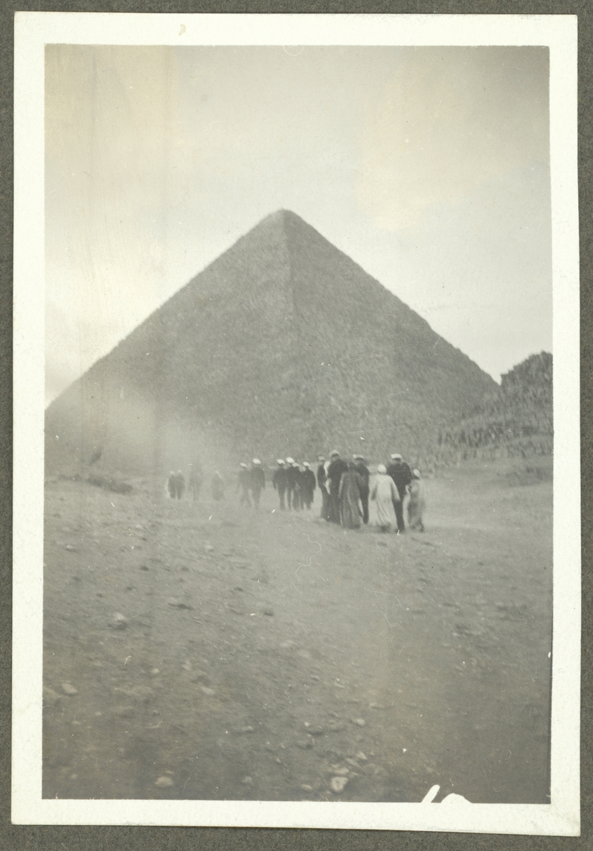 Bilden visar en grupp sjömän från Fylgia som går mot en pyramid.