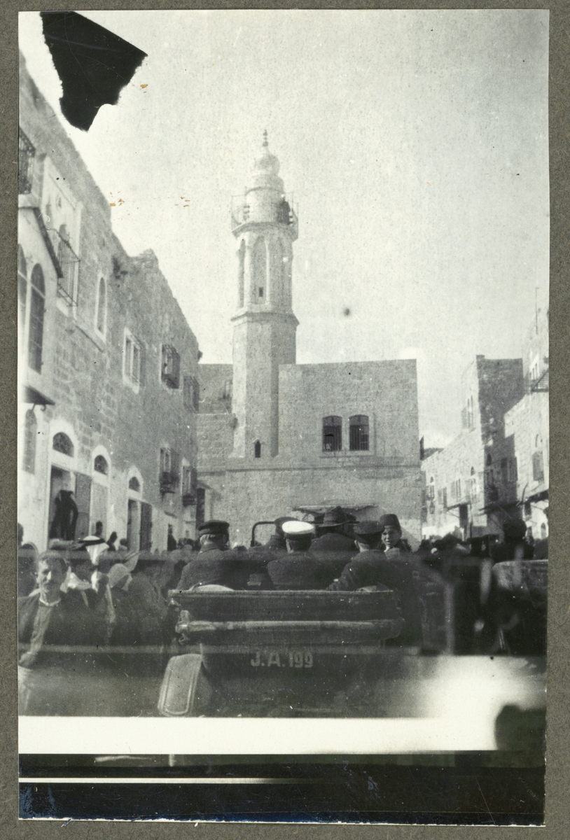 Bilden visar besättningsmän från Fylgia som kör i en bil genom Betlehem.