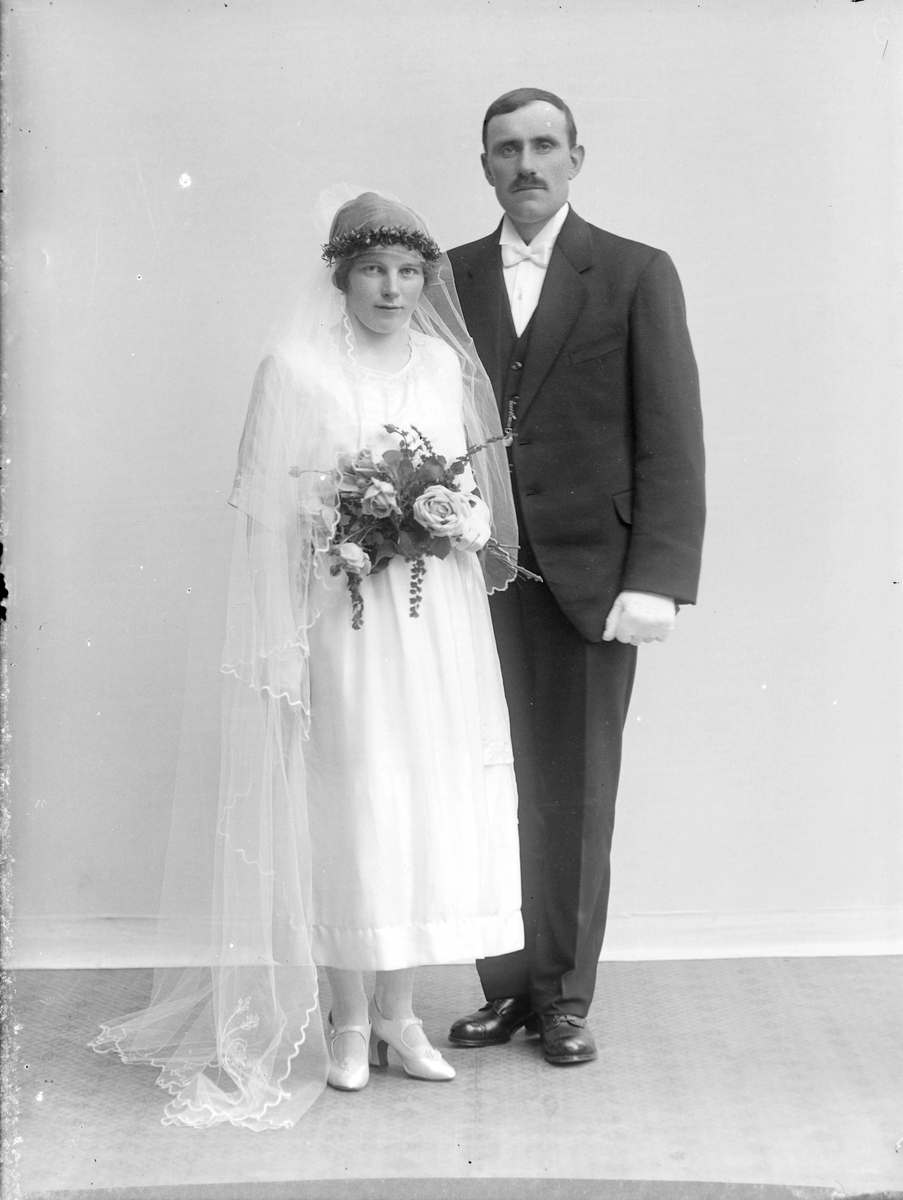 Innskr. på negativkonvolutt: "Anton Strand med brud" - 1921
