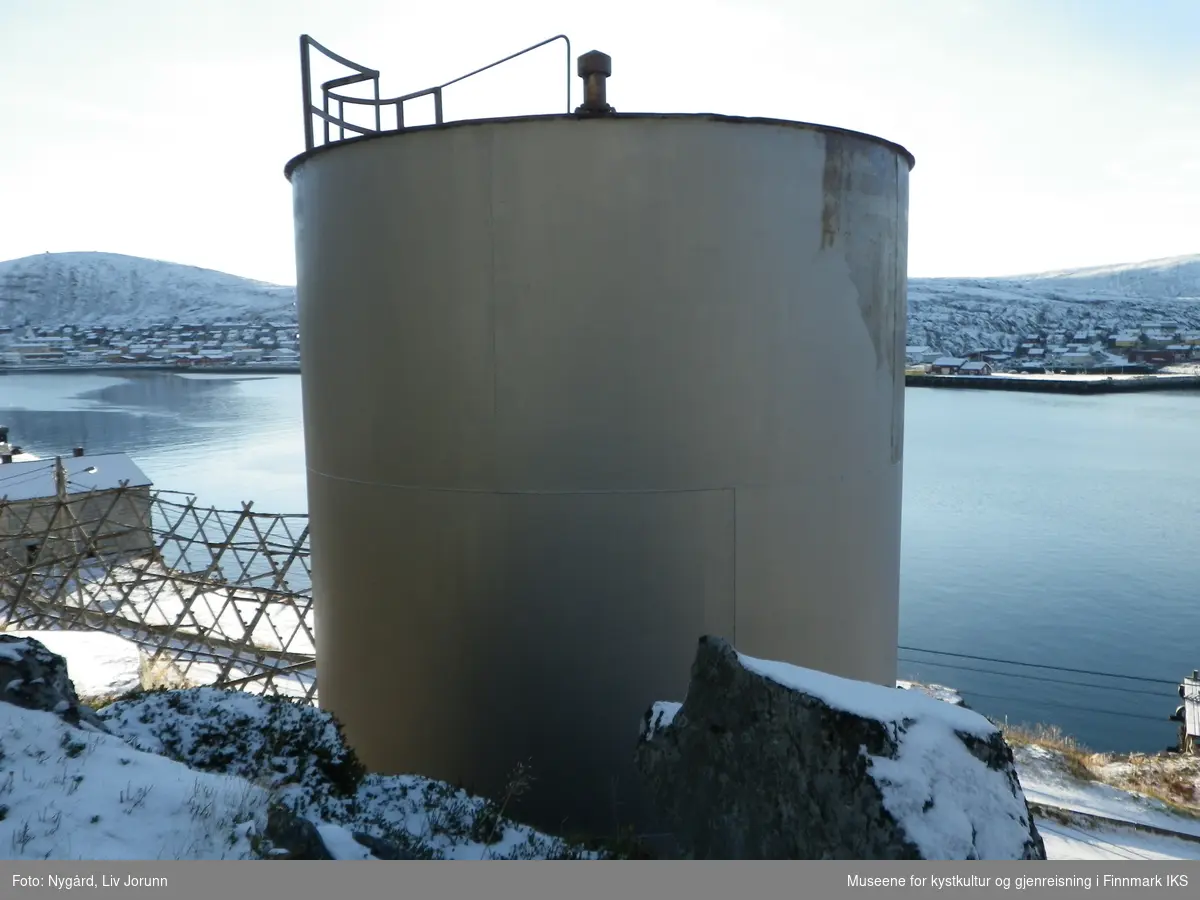 Esso tankanlegg  med pumpestasjon i tilbygg til trandamperi,  for drivstoffpåfylling til fiskeflåte. 
Tankanlegget står fortsatt og inngår i fredningsområdet rundt Foldalbruket.