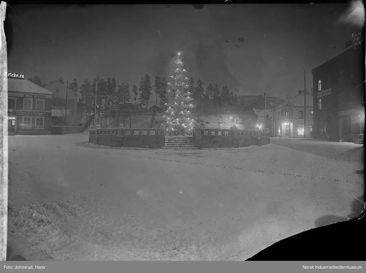 Juletre med lys midt på torvet på Notodden