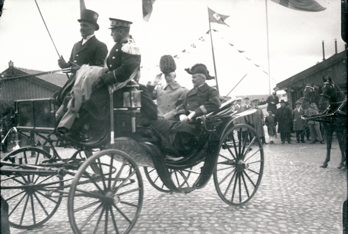 Strängnäs den 6 juni 1923

Bild 1
HM Konungen har tagit plats i vagnen för transport till Roggeborgen -- Strängnäs gymnasium sedan 1626.

Bild 2
Färden har börjat och bredvid kungen sitter Landshövding Lennart Reuterskiöld.