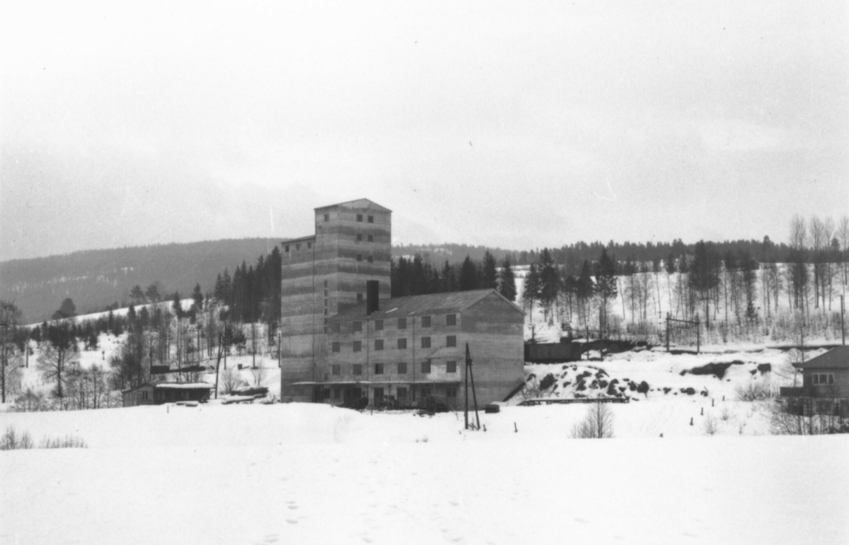 Bø mølle står ferdig, fleire bilde frå ulike vinklar.  Mølla vart bygd i 1952-53