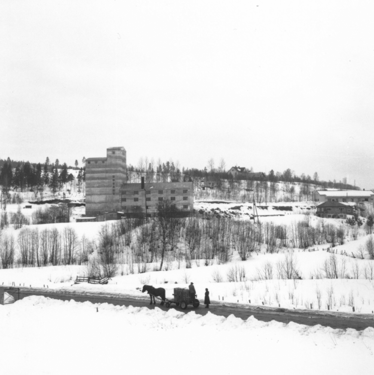 Bø mølle står ferdig, fleire bilde frå ulike vinklar.  Mølla vart bygd i 1952-53