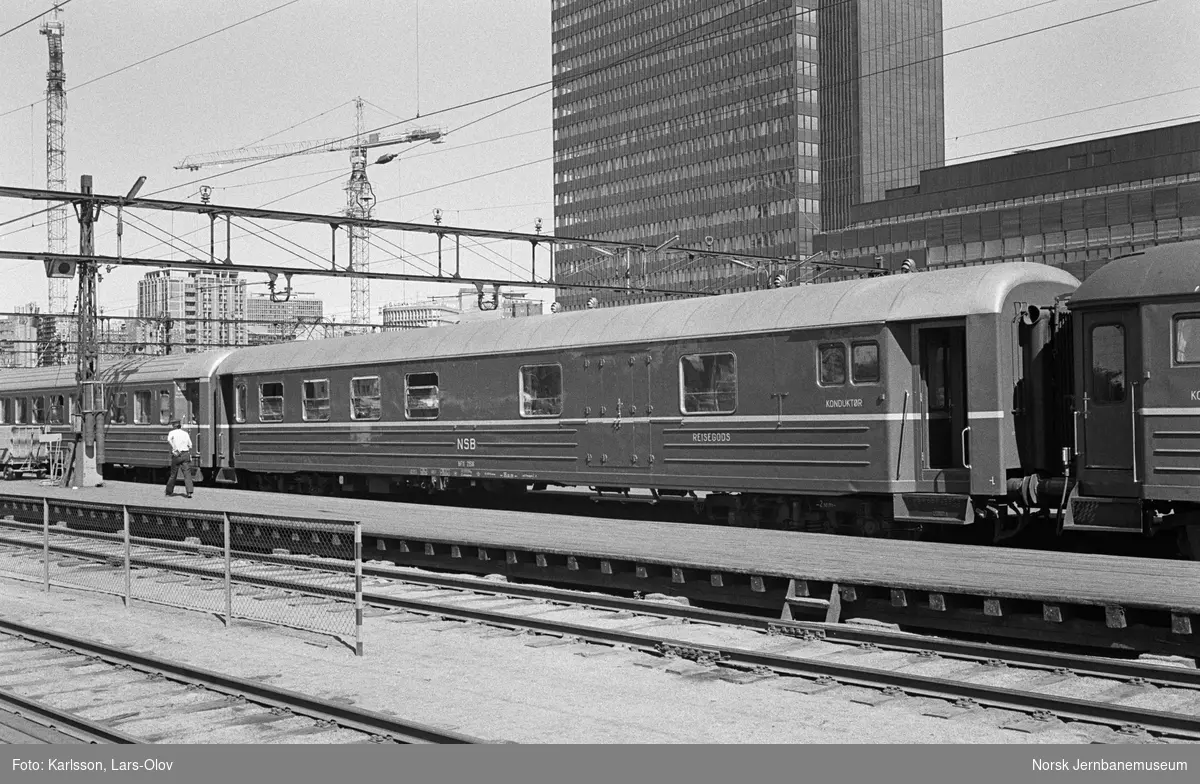 Personvogn litra BF 11 nr. 21516 i dagtoget til Bergen, tog 601, på Oslo Østbanestasjon