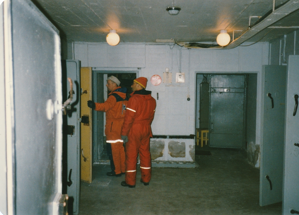Skrolsvik Fort 1997.  Eilif Pedersen og Oddvar Mathiassen arbeider i fjellanlegget